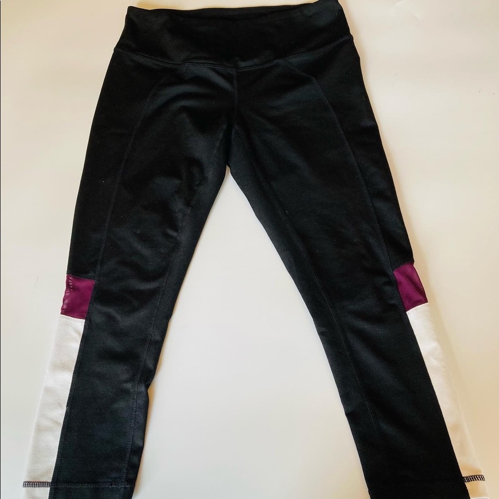 Zella Black Capri Leggings with Maroon Mesh Cutouts Size Small EUC